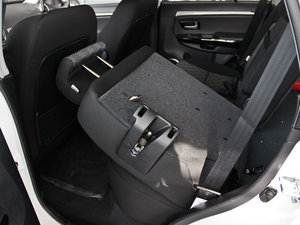 2013款智尊版 2.0L手动两驱进取型 后排座椅放倒