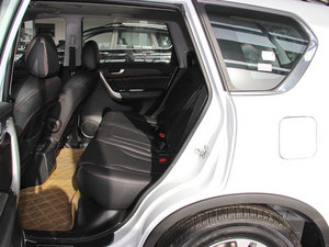 2014款运动版 1.5T 手动四驱精英型 后排空间