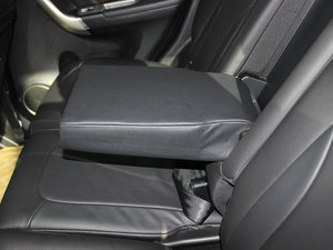 2014款运动版 1.5T 手动四驱精英型 后排中央扶手