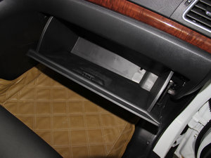 2014款运动版 1.5T 手动四驱精英型 手套箱