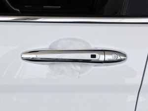 2014款升级版 1.5T 手动两驱精英型 主驾门拉手