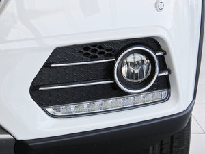 2014款改款运动版 1.5T 手动两驱精英型 前雾灯