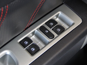 2014款改款运动版 1.5T 手动两驱精英型 主驾车窗控制区	