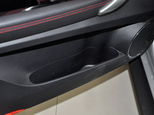 2015款1.5L AMT都市型 前门储物空间