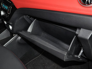 2015款1.5L AMT都市型 手套箱