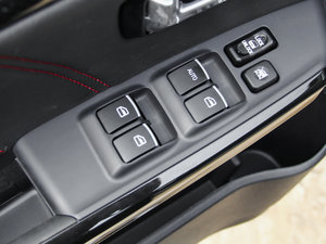 2015款2.0T 手动四驱精英型 主驾车窗控制区	