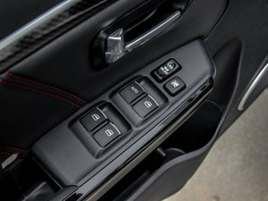 2015款2.0T 手动四驱精英型 主驾车窗控制区	