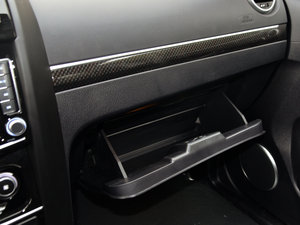 2015款2.0T 自动两驱精英型 柴油 手套箱