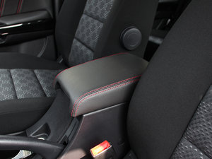 2015款2.0T 手动两驱进取型 柴油 中央扶手箱