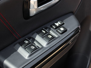 2015款2.0T 手动两驱进取型 柴油 主驾车窗控制区	