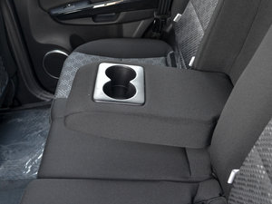 2015款2.0L 手动两驱进取型 后排中央扶手
