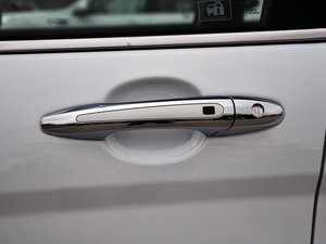 2015款升级版 1.5T 手动两驱精英型 主驾门拉手