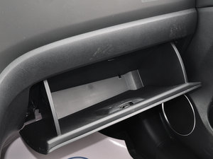 2015款升级版 1.5T 手动两驱精英型 手套箱