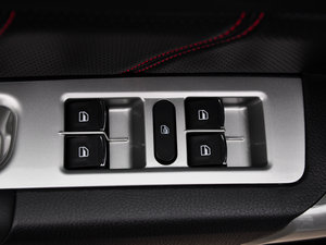 2015款升级版 1.5T 手动两驱精英型 主驾车窗控制区	