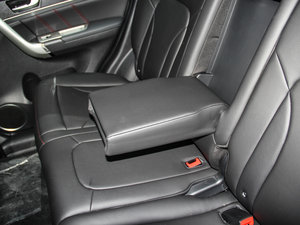 2015款运动版 1.5T 自动两驱豪华型 后排中央扶手