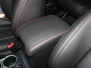 2015款运动版 1.5T 自动两驱豪华型 中央扶手箱