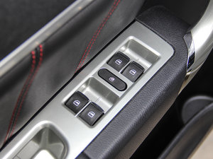 2015款运动版 1.5T 自动两驱豪华型 主驾车窗控制区	