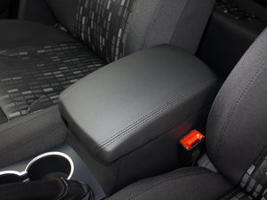 2016款红标 1.5T 手动两驱舒适版 中央扶手箱