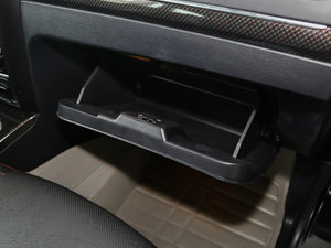 2016款经典版 2.0T 手动四驱精英型 手套箱
