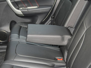 2016款升级版 1.5T 手动两驱都市型 后排中央扶手