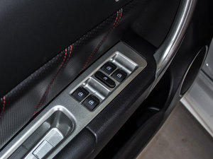 2016款升级版 1.5T 自动两驱精英型 主驾车窗控制区	