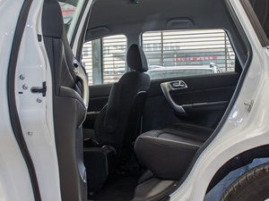2016款升级版 1.5T 手动两驱超值型  后排空间