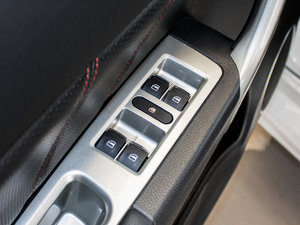 2016款升级版 1.5T 手动两驱超值型  主驾车窗控制区	
