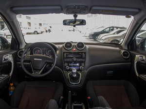 2016款升级版 1.5T 手动两驱超值型  内饰全景