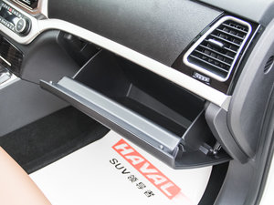 2016款1.5T 自动两驱都市型 手套箱