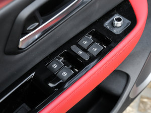 2017款蓝标 1.5T 自动舒适型 主驾车窗控制区	