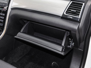2017款红标 1.5T 手动两驱舒适型 手套箱