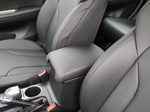 2017款蓝标 运动版 1.5T 手动两驱汽油精英型 中央扶手箱