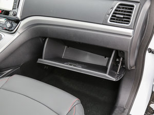 2017款蓝标 运动版 1.5T 手动两驱汽油精英型 手套箱