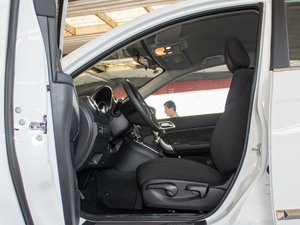 2017款经典版 1.5T 手动两驱超值型 前排空间