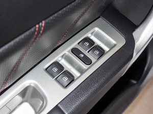 2017款经典版 1.5T 手动两驱超值型 主驾车窗控制区	
