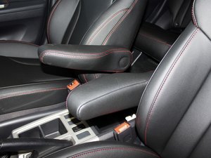 2017款经典版 1.5T 自动两驱精英型 中央扶手箱