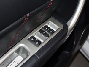 2017款经典版 1.5T 自动两驱精英型 主驾车窗控制区	