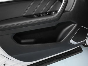 2017款全新 蓝标 1.3T 自动风尚型 前门储物空间