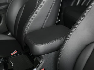 2017款全新 蓝标 1.3T 自动风尚型 中央扶手箱