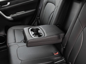 2017款蓝标 运动版 1.5T 自动两驱汽油豪华型 后排中央扶手