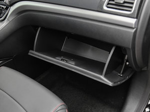 2017款蓝标 运动版 1.5T 自动两驱汽油豪华型 手套箱