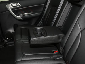 2017款经典版 1.5T 手动两驱精英型 后排中央扶手