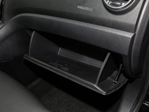 2017款经典版 1.5T 手动两驱精英型 手套箱