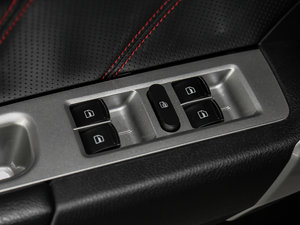 2017款经典版 1.5T 手动两驱精英型 主驾车窗控制区	