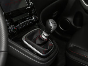2017款经典版 1.5T 手动两驱精英型 换挡杆