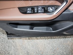 2017款全新 蓝标 2.0T 自动风尚型 前门储物空间