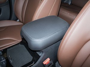 2017款全新 蓝标 2.0T 自动风尚型 中央扶手箱