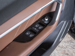 2017款全新 蓝标 2.0T 自动风尚型 主驾车窗控制区	