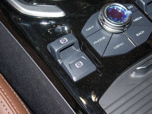 2017款全新 蓝标 2.0T 自动风尚型 驻车制动器