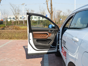 2017款全新 蓝标 1.5T 自动领尚型 驾驶位车门